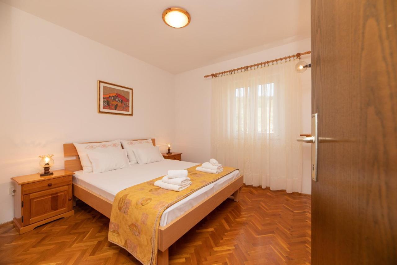 Apartments Jelena Supetar - Four Apartments - A Small House With A Private Yard - Two-Room Apartment With A Sea View - Studio Apartment - Two-Room Apartment With Garden View- Free Parking Exterior foto