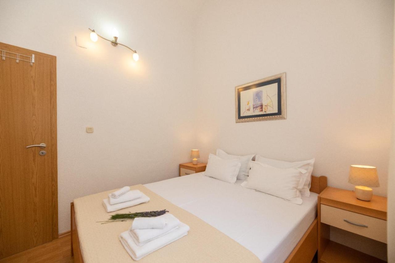 Apartments Jelena Supetar - Four Apartments - A Small House With A Private Yard - Two-Room Apartment With A Sea View - Studio Apartment - Two-Room Apartment With Garden View- Free Parking Exterior foto
