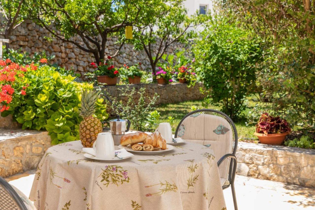 Apartments Jelena Supetar - Four Apartments - A Small House With A Private Yard - Two-Room Apartment With A Sea View - Studio Apartment - Two-Room Apartment With Garden View- Free Parking Exterior foto