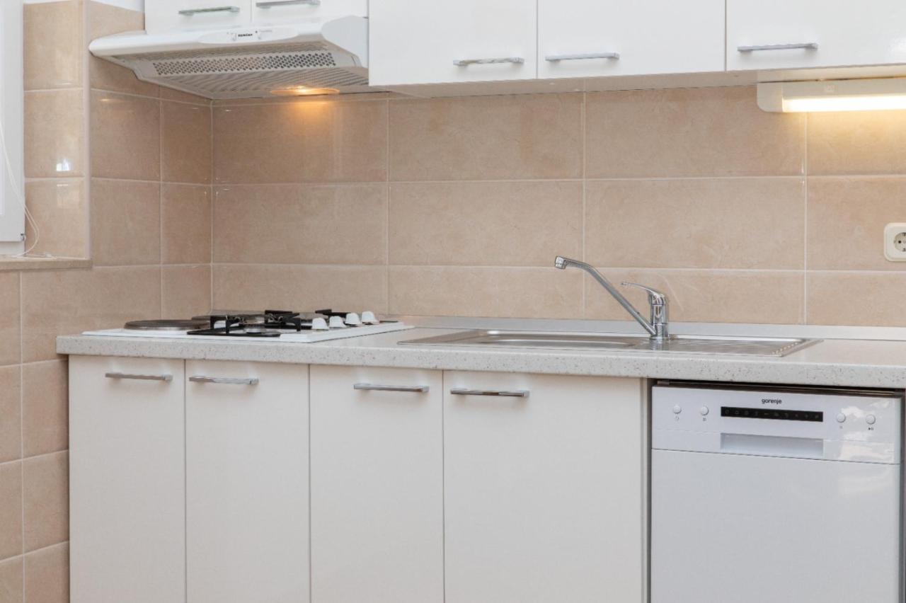Apartments Jelena Supetar - Four Apartments - A Small House With A Private Yard - Two-Room Apartment With A Sea View - Studio Apartment - Two-Room Apartment With Garden View- Free Parking Exterior foto